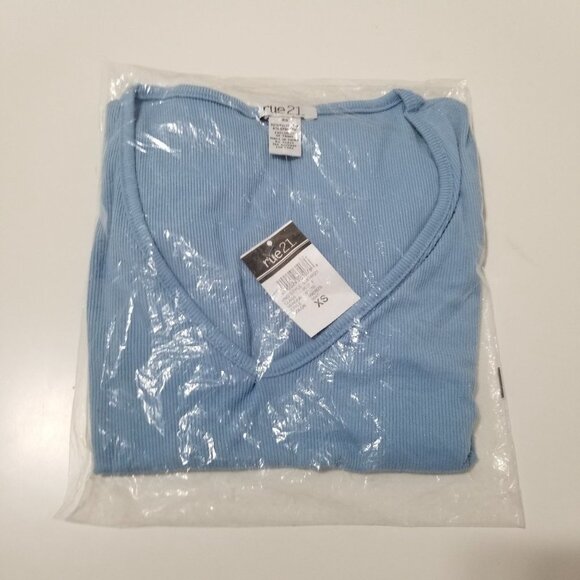 NWT rue 21 Light Blue V Neck Essential Tee Size XS Color Light Blue - Picture 3 of 6